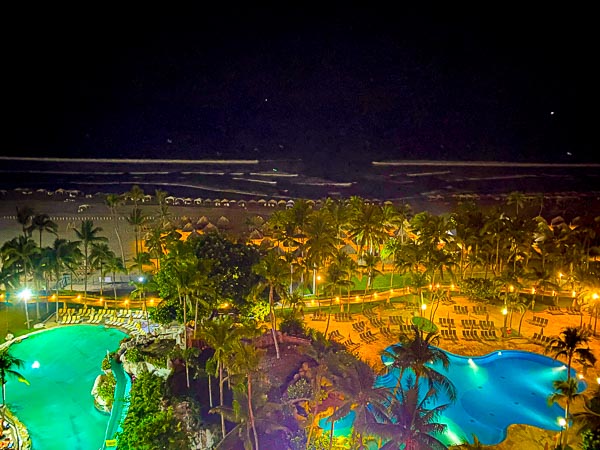 The Princes Mundo Imperial Swimming pool at night